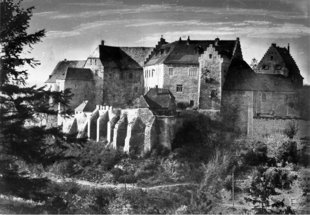 Ein Bild von Schloss Neuenburg, in gruslig-schön in schwarz-weiß gehalten.